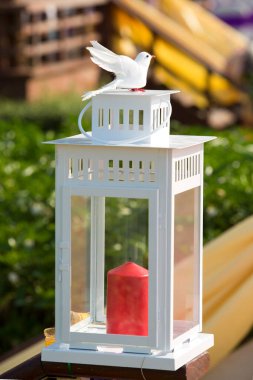 Düğün masası süsü, vazoda çiçekler. Yukarıda. Sığ alan derinliği.