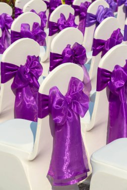 Düğüne katılanlar için sandalyeler ayarlandı..