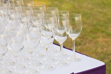 Düğün davetlileri için boş şarap kadehleri.