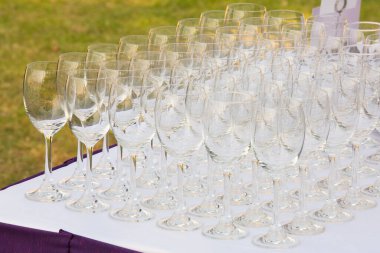 Düğün davetlileri için boş şarap kadehleri.