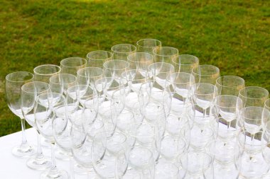 Düğün davetlileri için boş şarap kadehleri.