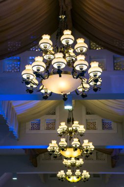 Güzel ve sevgili modern avize oturma odasında.