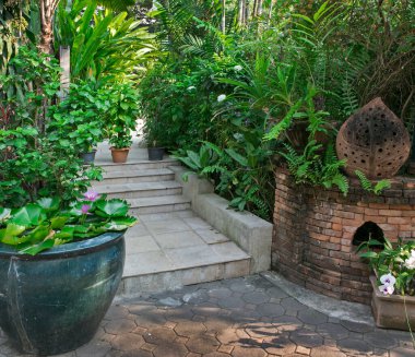 Evin köşesinde rahatlamak için bir bahçe.