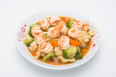 Tayland yemeği, kızarmış brokoli, havuç ve karides.