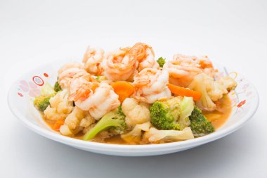 Tayland yemeği, kızarmış brokoli, havuç ve karides.