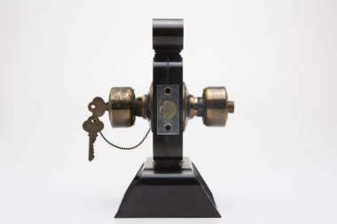 Siyah kapı zemininde alüminyum kapı tokmağı..