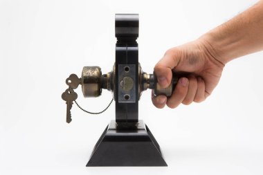 Siyah kapı zemininde alüminyum kapı tokmağı..