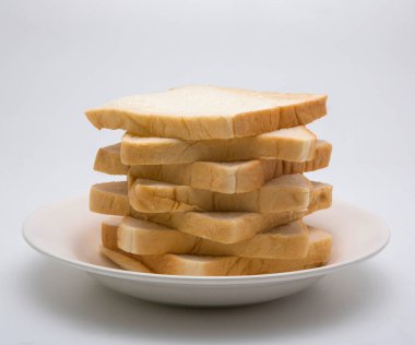 Beyaz arkaplanda izole edilmiş dilimlenmiş ekmek