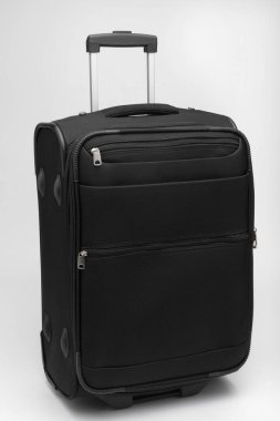 Siyah bavul beyaz arkaplanda izole edildi