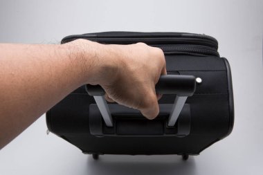 Siyah bavul beyaz arkaplanda izole edildi