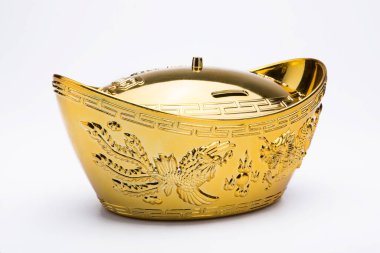 Geleneksel Çin altın külçeleri beyaza izole edilmiş.