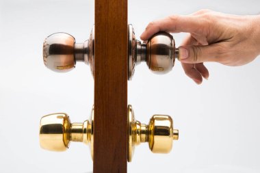 Elinde anahtarla kapıyı kilitlemek ya da açmak.