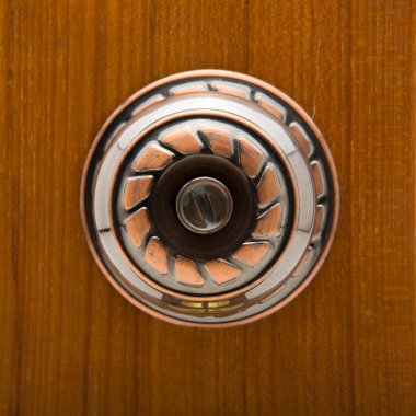 Elinde anahtarla kapıyı kilitlemek ya da açmak.