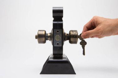 Siyah kapı zemininde alüminyum kapı tokmağı..