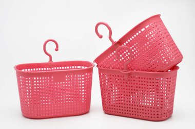 İzole edilmiş beyaz arkaplanda plastik sepet.
