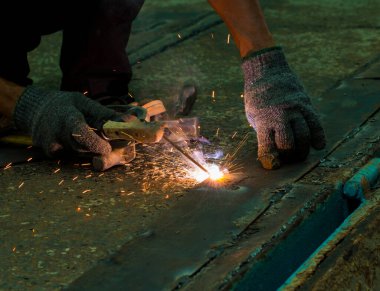 Fabrikadaki demir işçileri..