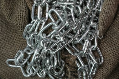 Beyaz arkaplanda izole edilmiş paslanmaz zincirin farklı boyutları