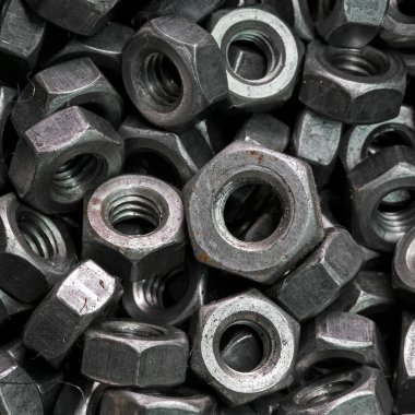 Demir cıvatalar, beyaz arka planda inşaat için çelik aletler