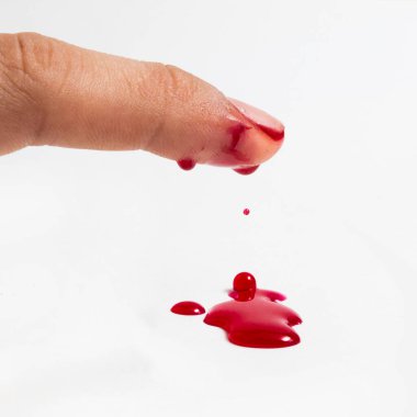 Beyazın üzerinde parmak üzerinde kanla