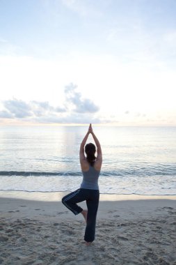 Sabahın erken saatlerinde denizde yoga yapan güzel kadınların resimleri..