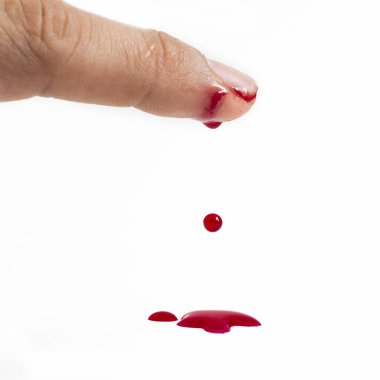 Beyazın üzerinde parmak üzerinde kanla