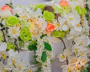 Çiçekler düğünün havasını süslemek için.