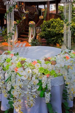 Çiçekler düğünün havasını süslemek için.