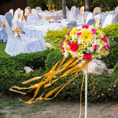 Çiçekler düğünün havasını süslemek için.