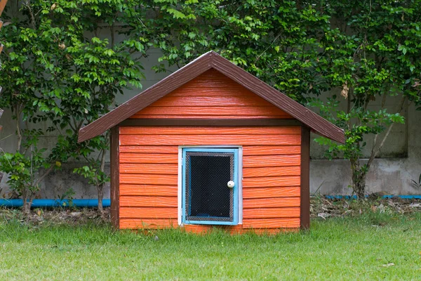 Bahçeye yapılmış bir köpek kulübesi.