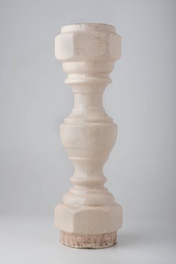 Beyaz arka planda beyaz balkon çit direkleri