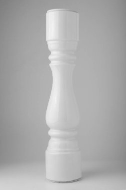 Beyaz arka planda beyaz balkon çit direkleri