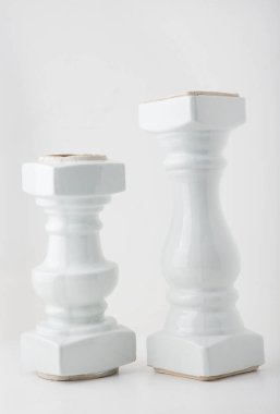 Beyaz arka planda beyaz balkon çit direkleri