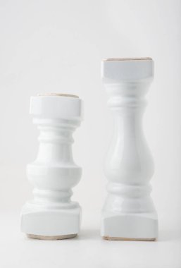 Beyaz arka planda beyaz balkon çit direkleri