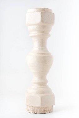 Beyaz arka planda beyaz balkon çit direkleri