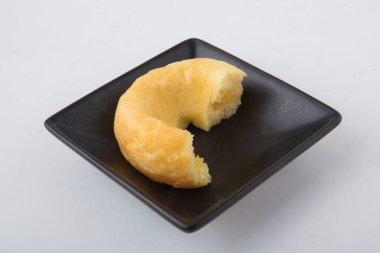 Beyaz arkaplanda izole edilmiş donut