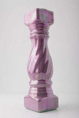 Beyaz arkaplanda iyonik sütun