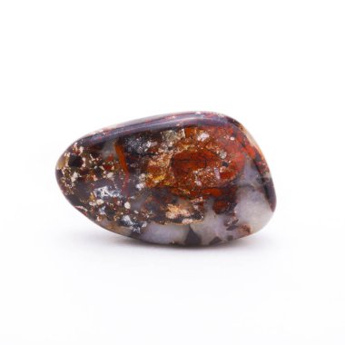 Kayalar, mineraller, mücevherler, beyaz arkaplan.