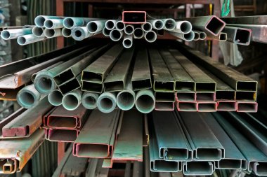 Raftaki metal borularda bir dizi farklı boyutlarda metal borular var.