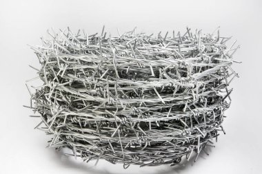 Beyaz arkaplan üzerinde dikenli tel rulo