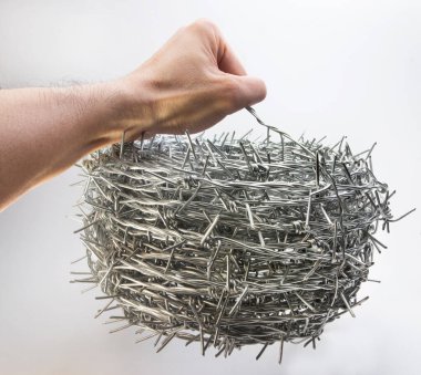 Beyaz arkaplan üzerinde dikenli tel rulo