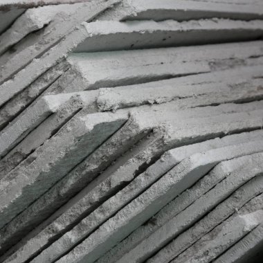 Alçıtaşı yığını inşaata hazırlanıyor.