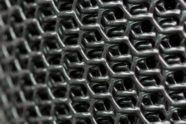 Siyah plastik ağ rulosu.