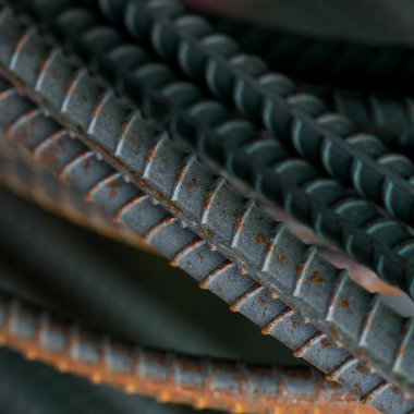 Çelik parmaklıklar arka planda. Çubuk arkaplanı güçlendiriliyor