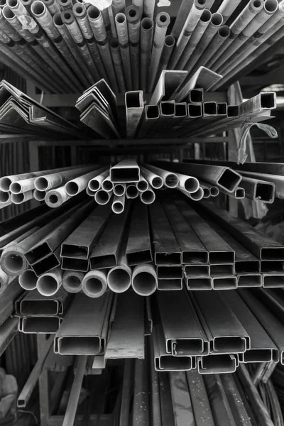 Uma Série Diferentes Tamanhos Tubos Metal Prateleira Pilha Tubos Metal — Fotografia de Stock