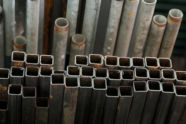 Una Serie Tubos Metal Diferentes Tamaños Estante Pila Tubo Metal —  Fotos de Stock