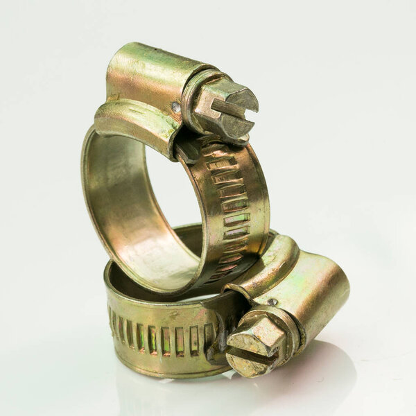 Новый металлический шланг, изолированный на белом