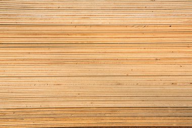 İnşaat malzemeleri mağazasında bir sürü kontrplak var..