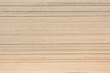 İnşaat malzemeleri mağazasında bir sürü kontrplak var..