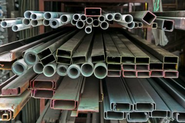 Raftaki metal borularda bir dizi farklı boyutlarda metal borular var.