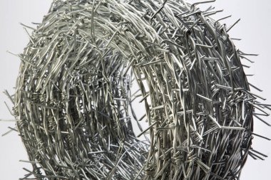 Beyaz arkaplan üzerinde dikenli tel rulo